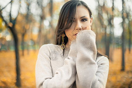 一个美丽的亚洲女人在户外散步的画像 一件毛线衣的美丽的妇女 户外时尚美女的时尚肖像图片