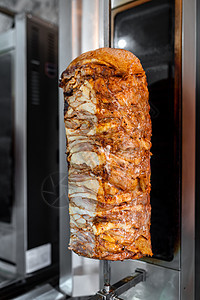 土耳其街头食品Doner Kebab的垂直转盘烤鸡肉图片