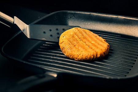 配有素食汉堡的抽筋 用铁做饭图片