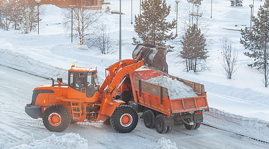 清扫和清理城市道路 以摆脱冬季的积雪司机降雪刮刀天气推土机雪堆行动拖拉机机器打扫图片