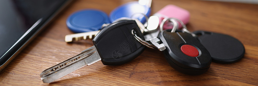 家用和嗡嗡机的汽车遥控钥匙和钥匙包图片