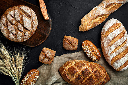 面包店黑色黑板背景上的金色质朴硬壳面包和面包小麦平铺营养面粉生产金子食品国家乡村作品图片