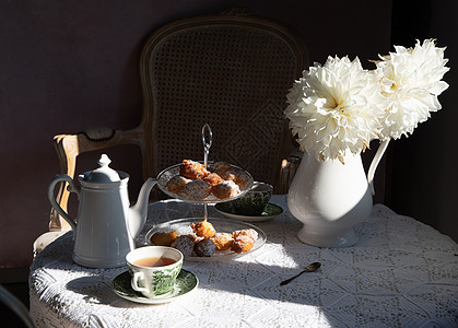 英国风格的茶叶休息 古老的静止生活 自制面包 花束包子食物面粉古董美食静物糕点杯子英语甜点图片