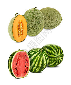 两个绿色西瓜和两个哈密瓜 横截面有两半 在白色上隔离 红色和橙色的果肉带有种子 特写图片