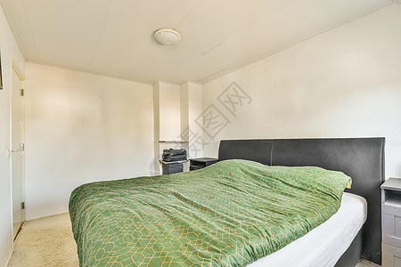 宽敞明亮的卧室 有一张最起码的床边桌子扶手枕头阁楼房间酒店窗帘地面奢华财产全景图片