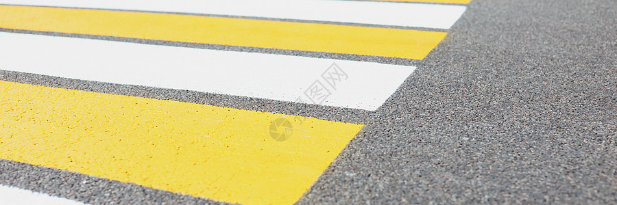 横跨马路或街道的标有白色和黄色的人行道图片