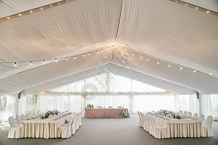 白颜色的婚纱装饰 婚礼装饰桌子风格班级亚麻会场用餐会议派对大厅玻璃图片