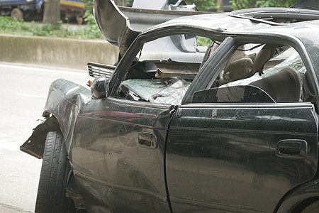 因公路事故损坏的黑色汽车剪裁乘客损害运输粉碎碰撞发动机安全身体街道图片