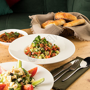 在一篮面包附近近距离拍摄的沙拉和开胃菜烹饪草药盘子勺子美食餐厅午餐豆泥厨房食物图片