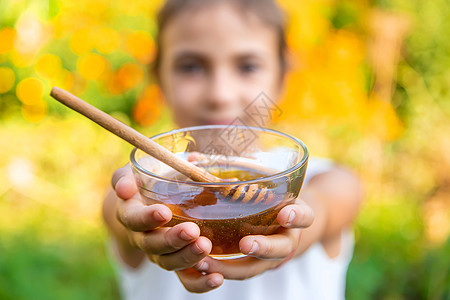 孩子吃花蜜 有选择的焦点甜点治疗收成食物孩子们蜜蜂横幅传统眼睛幸福图片