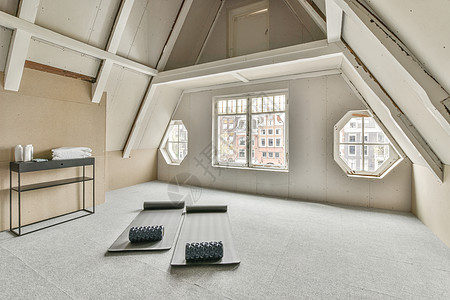 用于体育活动和放松的丰富多彩 明亮的阁楼室运动地毯瑜伽窗户客厅木头游戏室住宅房子阁楼图片