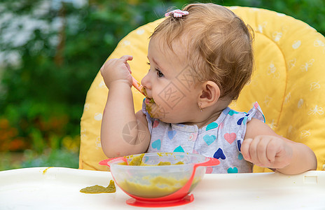 宝宝在吃蔬菜 有选择的焦点勺子女孩童年男生儿子桌子营养食物早餐厨房图片