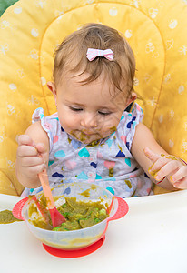 宝宝在吃蔬菜 有选择的焦点饮食食物母亲父母女孩营养早餐童年儿子孩子图片