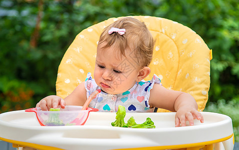 婴儿吃花椰菜 有选择性的专注横幅营养饮食食物孩子厨房蔬菜维生素午餐椅子图片