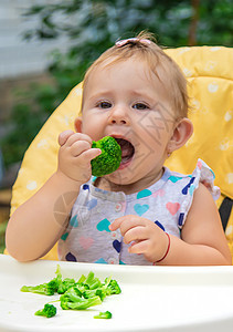 婴儿吃花椰菜 有选择性的专注午餐女孩孩子食物饮食营养蔬菜椅子厨房横幅图片