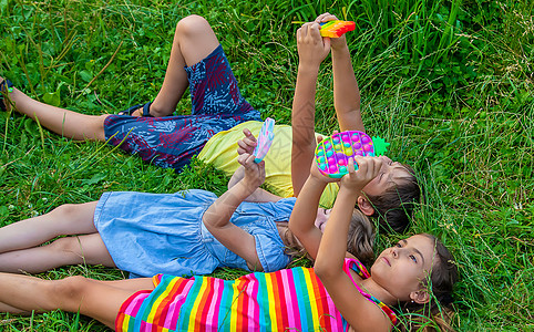 孩子们在街上玩反压力的流行音乐 有选择的重点技巧色调玩具女孩正方形横幅男生婴儿彩虹动作图片