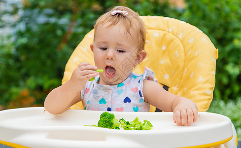 婴儿吃花椰菜 有选择性的专注孩子饮食厨房维生素食物椅子营养女孩蔬菜横幅图片