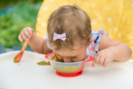 宝宝在吃蔬菜 有选择的焦点横幅食物厨房母亲饮食孩子男生父母女性儿子图片