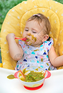 宝宝在吃蔬菜 有选择的焦点女孩早餐家庭桌子厨房营养勺子儿子食物孩子图片