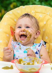 宝宝在吃蔬菜 有选择的焦点食物营养厨房勺子童年女性家庭男生饮食孩子图片