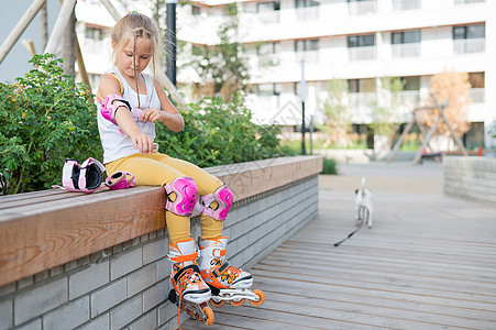 小女孩学着去户外溜冰孩子们孩子安全公园弯头轮子训练喜悦童年女性图片