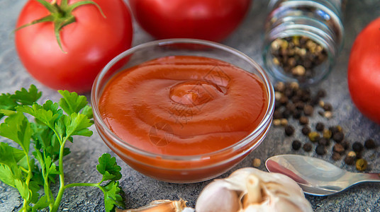 把番茄酱放在桌上的碗里 有选择地集中注意力食物香菜桌子烹饪胡椒蔬菜辣椒果汁营养香料图片