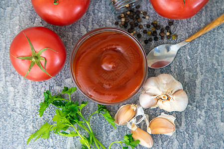 把番茄酱放在桌上的碗里 有选择地集中注意力果汁辣椒盘子营养调味品香料烹饪香菜蔬菜食物图片