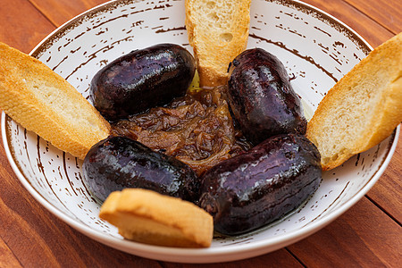 西班牙传统血香肠莫西利亚 配有焦糖洋葱和面包面包面包图片