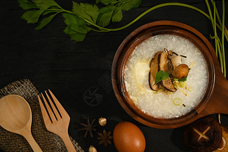 美味大米粥或加软煮鸡蛋 春洋葱和在木碗中切片的蘑菇 以备健康早餐图片