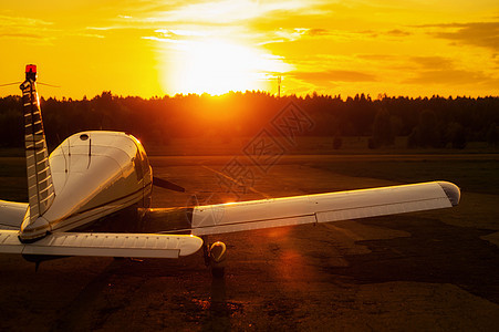 一架私人飞机在黄昏降落时的休眠钟后 停靠在日落背景上的一小架飞机近视飞行员自由旅行翅膀航班森林蓝色引擎树木乘客图片