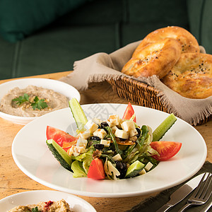 在一篮面包附近 近距离拍摄沙拉和开胃菜桌子鹰嘴勺子美食草药盘子豆泥午餐香菜黄瓜图片