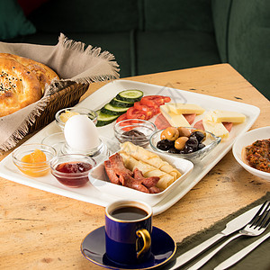 一张白色早餐盘子和一杯咖啡放在木制桌上的密闭镜头沙拉小吃桌子餐厅美食食物午餐蔬菜营养薯条图片
