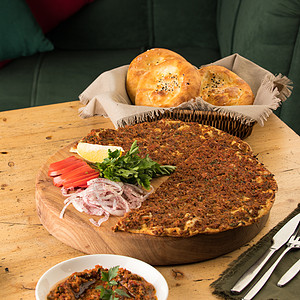 近距离拍摄的拉哈马昆和沙拉 在一篮面包附近烹饪草药午餐食物洋葱桌子厨房餐厅勺子香菜图片