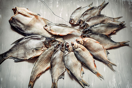鱼头干燥的蟑螂躺在桌子表面空间团体电线谎言美味海鲜食物美食市场钓鱼背景