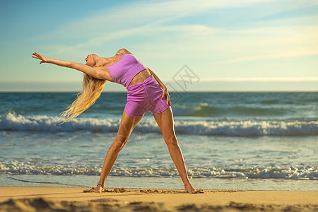 美丽的女孩在海滩上跳舞 在日落的背景冒充舞者女性女士假期日出舞蹈家自由海洋运动图片