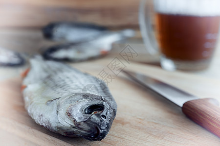 在切肉板和啤酒桌上的盘子上 干燥的蟑螂砧板木板脱水玻璃饮食桌子美食乡村盐渍木头图片