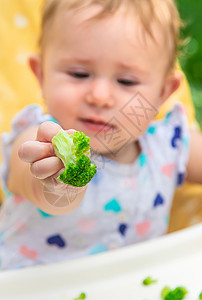 婴儿吃花椰菜 有选择性的专注孩子食物女孩午餐蔬菜饮食椅子横幅厨房维生素图片