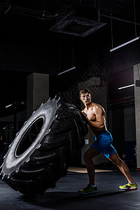 在健身房训练男子翻轮胎男人锻炼重量成人运动车轮耐力肌肉运动员活动图片