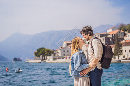 在黑山阳光明媚的日子里 一对幸福的情侣恋爱中的男女游客在 Perast 老城享受五颜六色的街道 前往黑山的概念 在美丽的阳光明媚图片