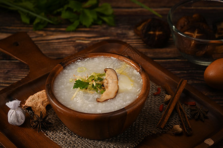 煮软鸡蛋 蘑菇 切姜和大豆炒菜 作为早餐或轻餐的熏饭粥图片