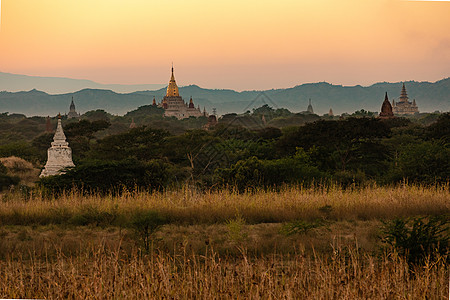 缅甸古老城市Bagan(前缅甸)的令人惊叹的寺庙日落时的图片画面图片