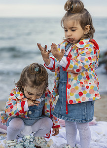 孩子们吃巧克力覆盖的蛋糕手指孩子情绪微笑幸福女孩童年食物庆典食堂图片