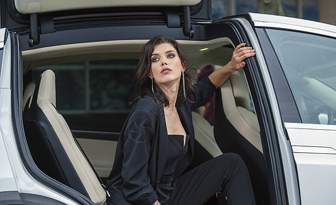 身穿西装的女人坐在车里人士女性喜悦汽车旅行销售商务商业上班族后座图片