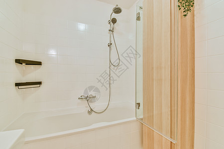 光亮浴室 配有木板隔间和浴浴缸图片