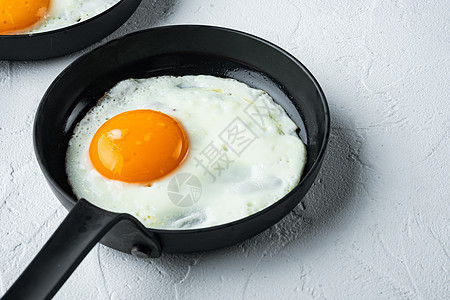 炸鸡蛋 配有制铁煎锅中的成分 白底铁锅食物背景厨房早餐营养午餐平底锅火腿食谱图片