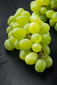 红葡萄和白葡萄 绿果 黑石本底;图片