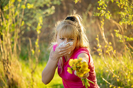 女人对花过敏 有选择的专注女性横幅流感女士喷嚏花粉背景灵敏度公园女孩图片