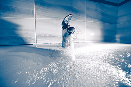 在浴缸里倒热水的单管龙头温泉水龙头浴室卫生溪流蒸汽流动治疗压力酒店图片