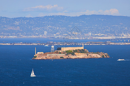 旧金山湾 船上有帆船 重点是Alcatraz监狱岛屿图片