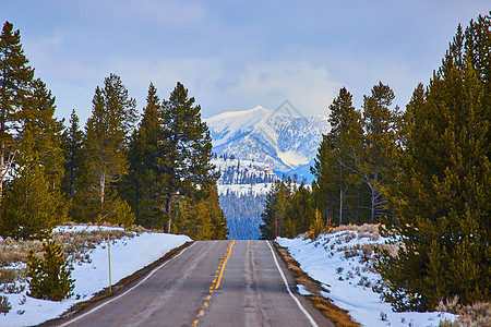 通往令人惊叹的山峰的道路 在冬季积雪中图片